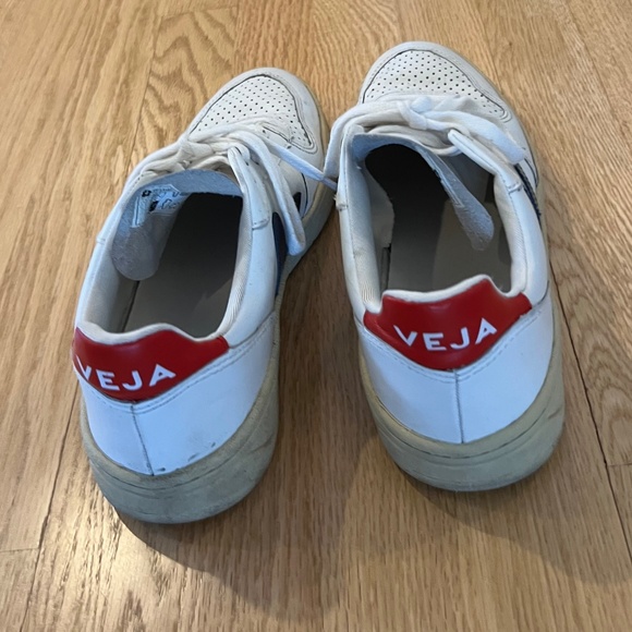Veja - V-90 Women's Leather Sneaker - SIZE 7 - Picture 2 of 3